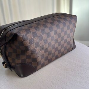 Authentic Louis Vuitton cosmetic pouch in classic Damier Ebene canvas.